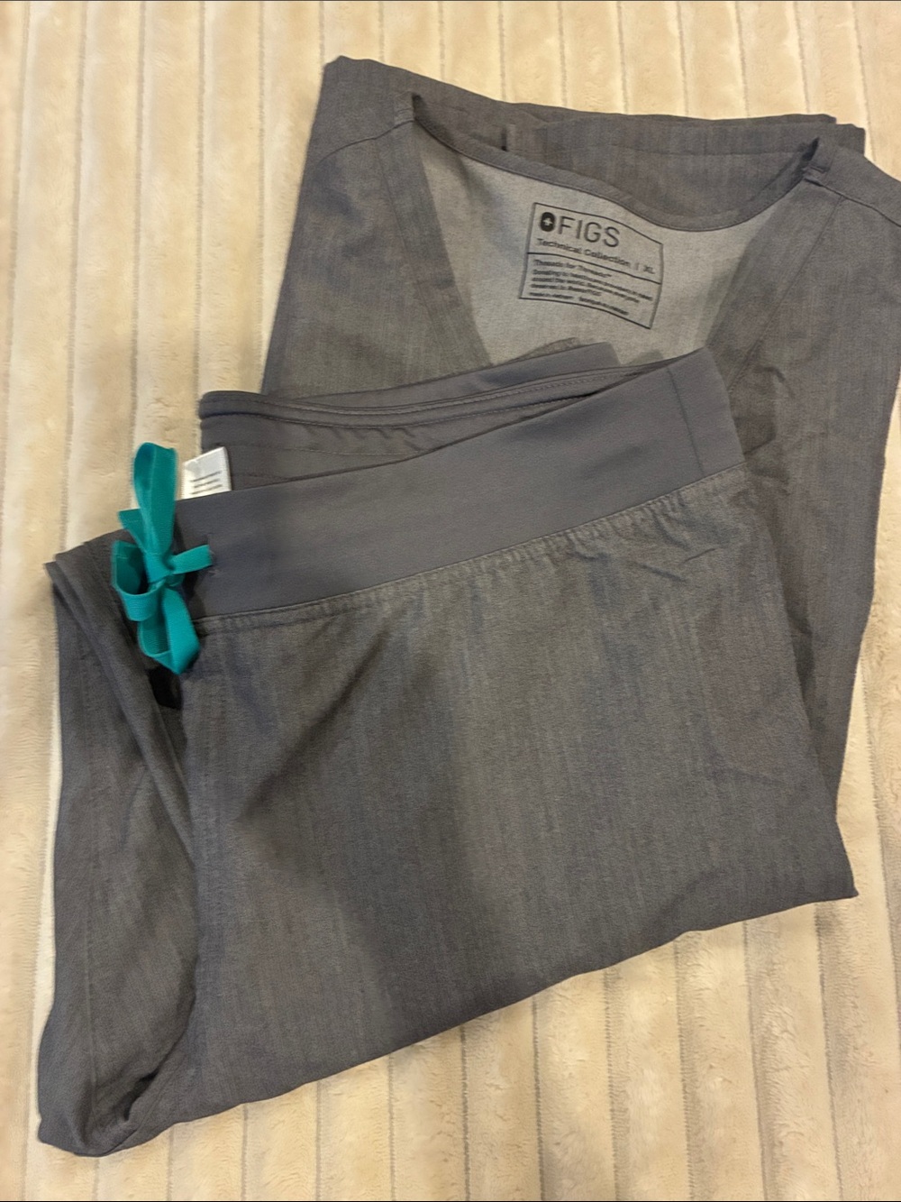 Large Figs graphite Livingston pants/ free Xl top(bleach stain) - Picture 3 of 5